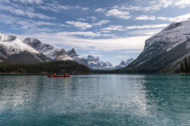 Les touristes en canoë dans l'île Spirit avec les Rocheuses canadiennes sur le lac Maligne au parc national Jasper, AB, Canada