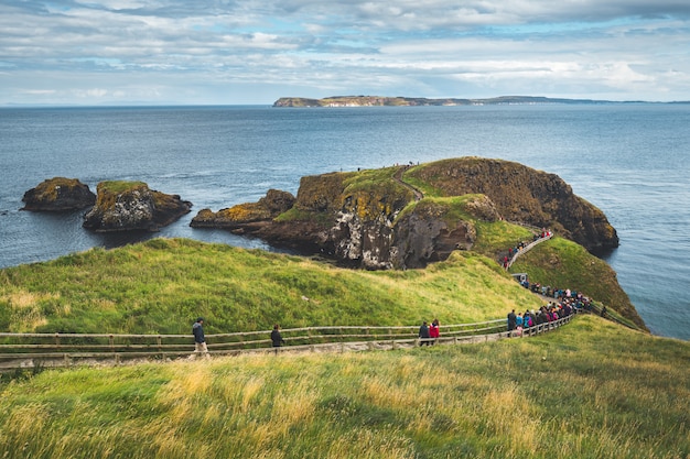 Touristes sur le chemin en bois. Irlande du Nord.