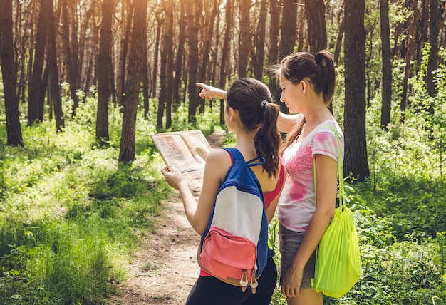 Touristes cherchant le bon chemin en utilisant une carte