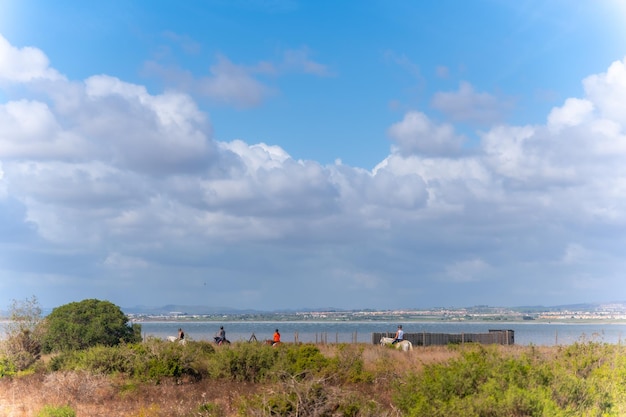 Touristes à cheval à côté du point de vue de Laguna de la Mata à Torrevieja Alicante