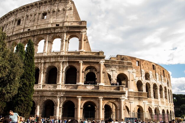 Des touristes dans un bâtiment historique contre le ciel