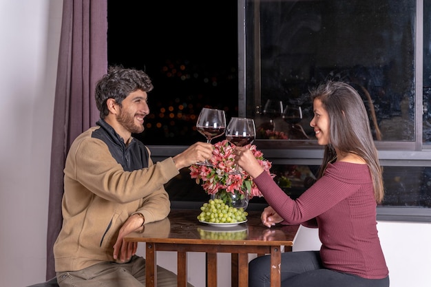 Touristes dans un hôtel avec le fond de la ville de Cusco