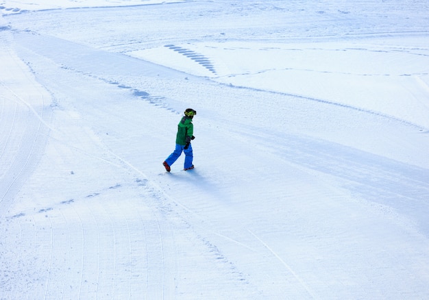 Touristes dans les montagnes le long