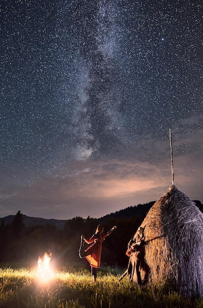 Touristes dans les montagnes la nuit