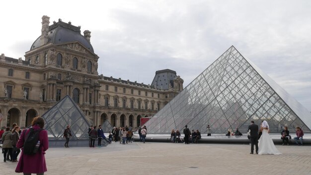 Des touristes dans un parc d'attractions