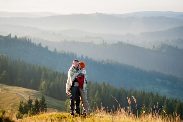 touristes debout ensemble sur une colline