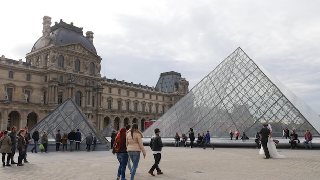 Photo touristes devant le bâtiment