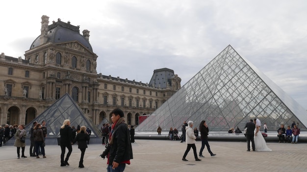 Photo touristes devant le bâtiment