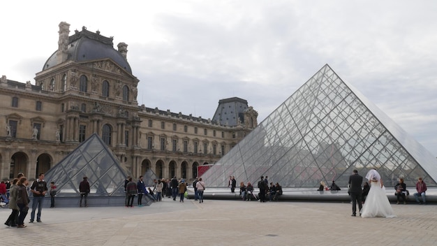 Photo touristes devant le bâtiment