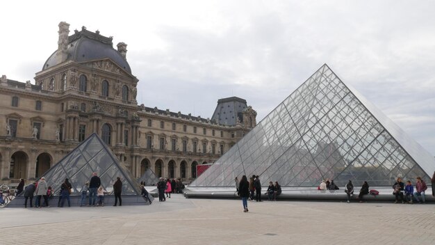 Touristes devant le bâtiment