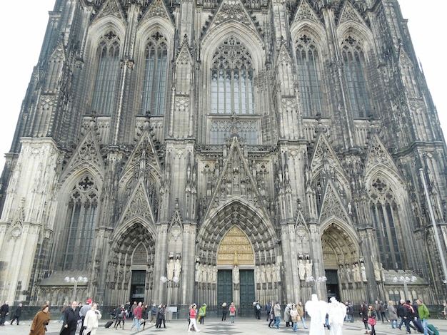 Photo des touristes devant la cathédrale de cologne