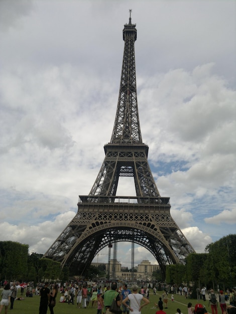 Photo des touristes devant la tour eiffel