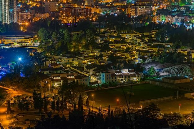 Les touristes du MONTENEGRO BUDVA sont allés à la plage pour une promenade de nuit