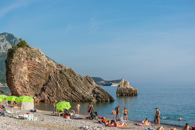 Les touristes du MONTENEGRO RAFAILOVICI nagent dans la mer Adriatique au coucher du soleil