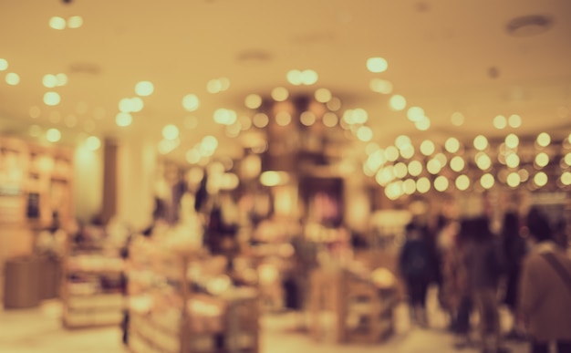 Touristes floues dans le centre commercial avec bokeh - couleur rétro
