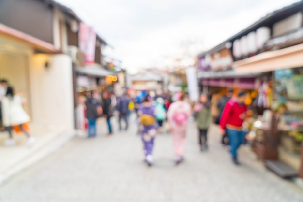 Touristes floues marcher dans une rue