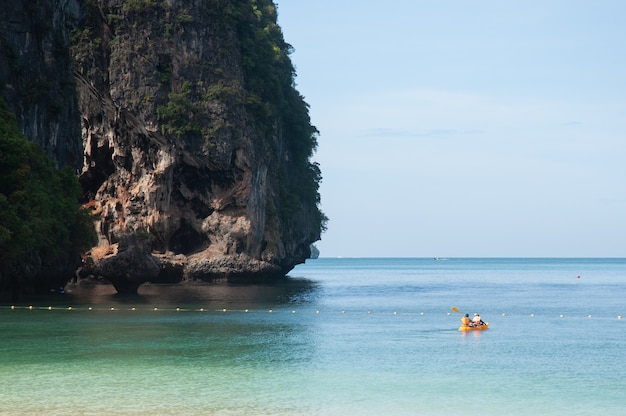 Photo les touristes font du kayak à proximité d'une île