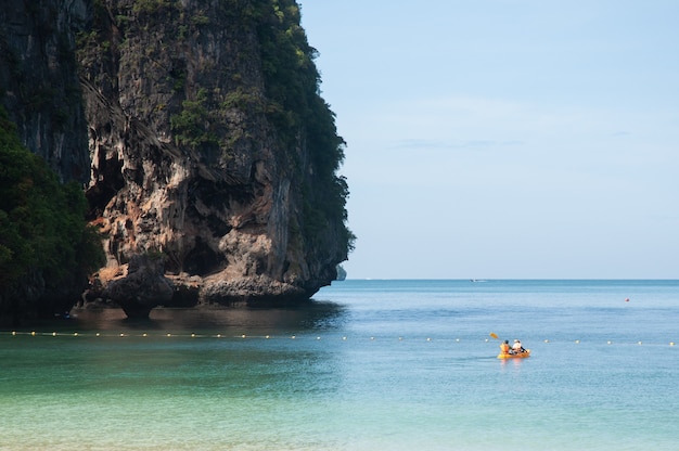 les touristes font du kayak à proximité d'une île