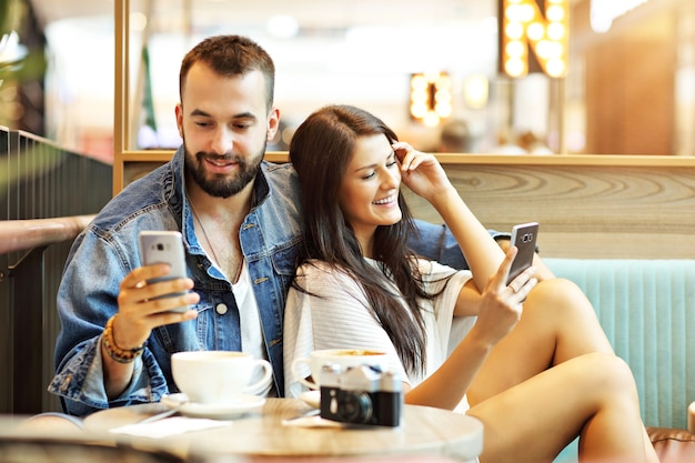 touristes heureux faisant une pause au café