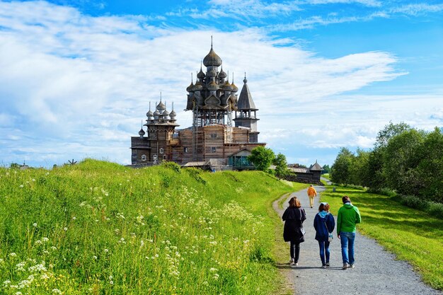 Touristes à Kizhi Pogost avec l'église de la Transfiguration sur le lac Ladoga en Carélie, Russie