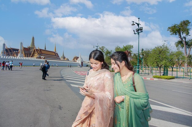 Touristes marchant à Bangkok en Thaïlande