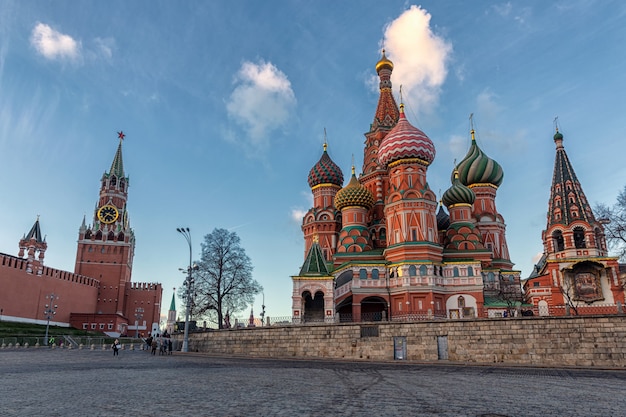 Touristes marchant près du Kremlin et de la cathédrale Saint-Basile à Moscou