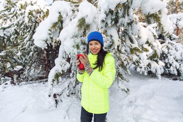 Les touristes marchent dans la forêt d'hiver