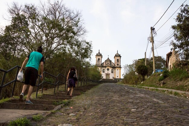 Photo des touristes marchent dans une rue escarpée vers l'église de são francisco de paula