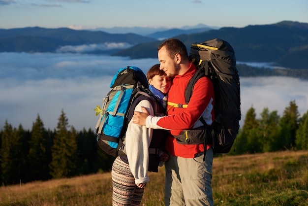 touristes le matin dans les montagnes