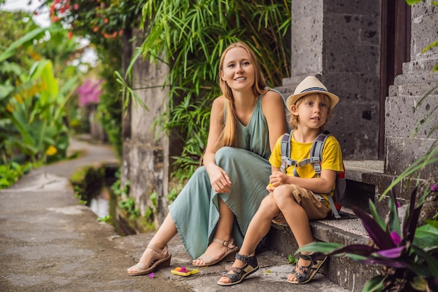 Les touristes mère et fils à Bali se promènent le long des rues étroites et confortables d'Ubud Bali est une destination touristique populaire Concept de voyage à Bali Concept de voyage avec des enfants