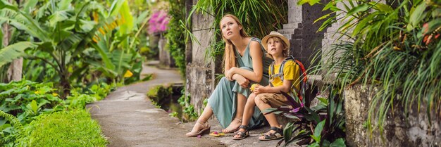 Les touristes mère et fils à bali se promènent le long des rues étroites et confortables d'ubud bali est un populaire