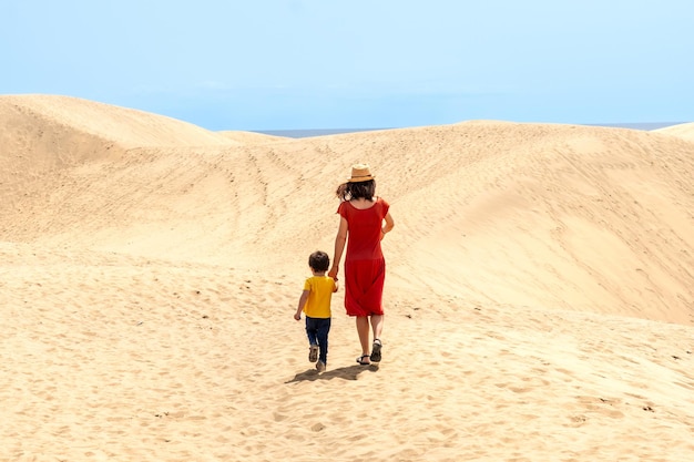 Touristes mère et fils explorant les dunes de Maspalomas Gran Canaria îles Canaries