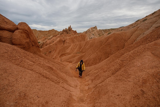 Photo touristes sur les montagnes rouges