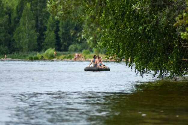 les touristes naviguent en bateau sur la Volga