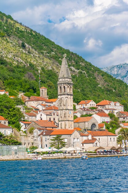 Les touristes ont navigué sur le yacht devant la ville de Perast dans la baie de Boka de Kotor.