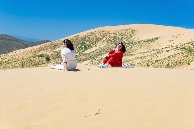 Touristes sur la pente de la dune de sable de Sarykum au Daghestan