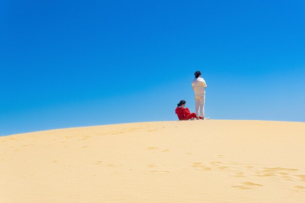 Touristes sur la pente de la dune de sable de Sarykum au Daghestan