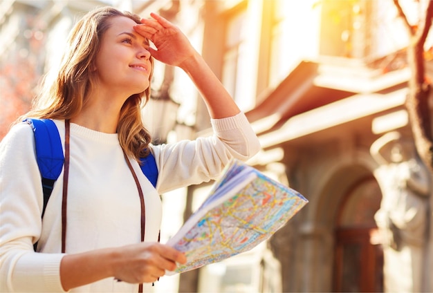 Touristes Perdus Regardant La Carte De La Ville En Voyage. à La Recherche De Directions.