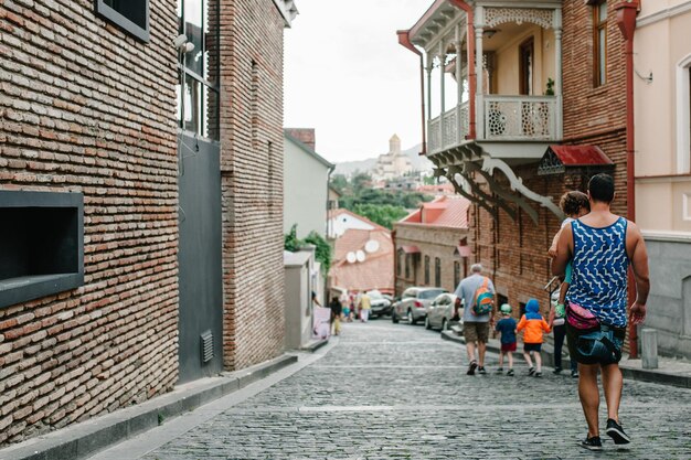 Touristes personnes marchant dans les vieilles rues du centre de Tbilissi Géorgie Architecture dans la vieille ville de Tbilissi capitale de la Géorgie un jour de printemps