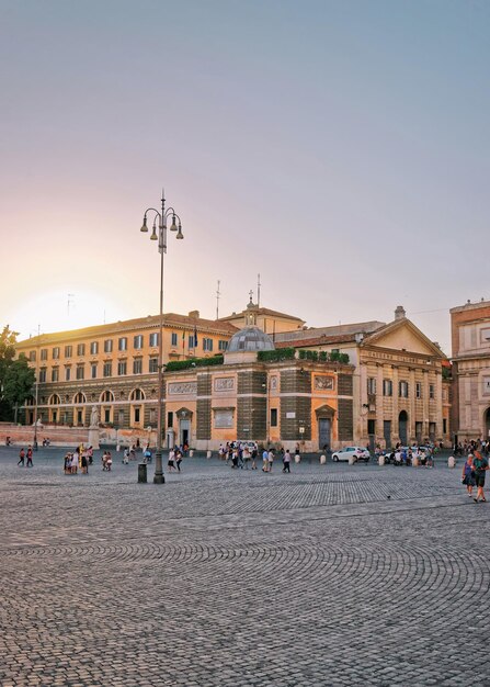 Touristes sur la Piazza del Popolo à Rome en Italie