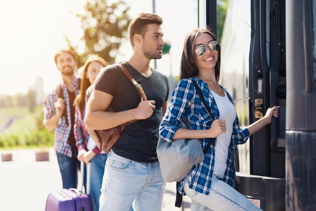 Les touristes prennent le bus de voyage confortable.