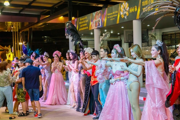 Des touristes prennent des photos avec des travesties après un spectacle en Thaïlande