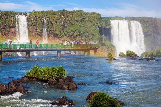 Touristes près des chutes d'Iguazu, cascades de la rivière Iguazu à la frontière de l'Argentine et du Brésil. C'est l'une des 7 nouvelles merveilles de la nature.