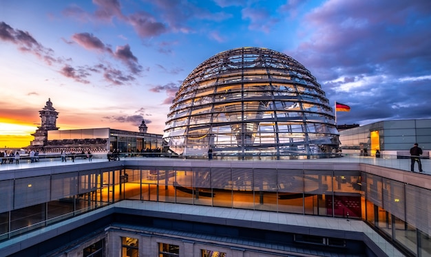 Touristes près du beau dôme du Reichstag