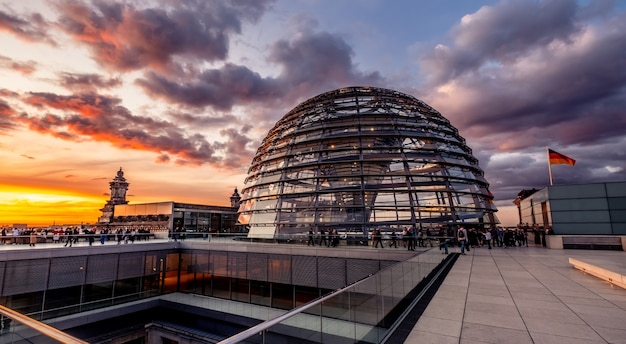 Touristes près du dôme du Reichstag