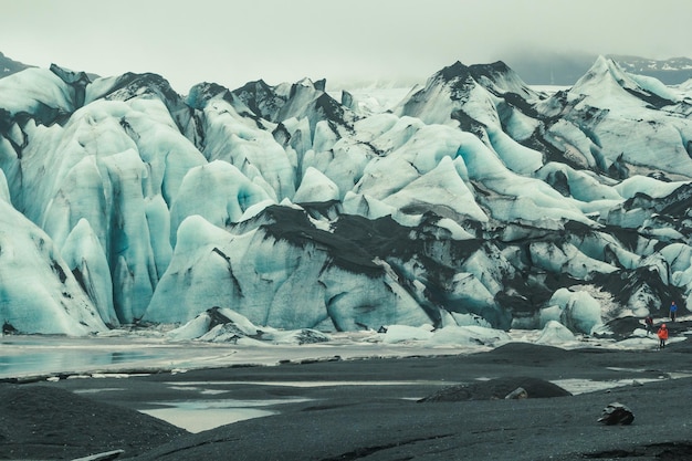 Touristes près de la vieille photo de paysage de glacier