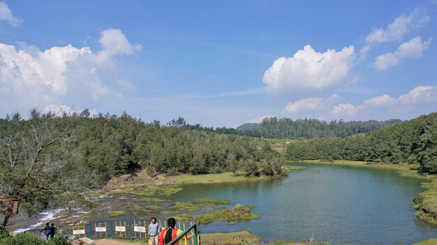 Les touristes profitant d'une belle vue sur la rivière qui coule dans les chutes de pykara Ooty Top destination touristique de lune de miel en asie du sud