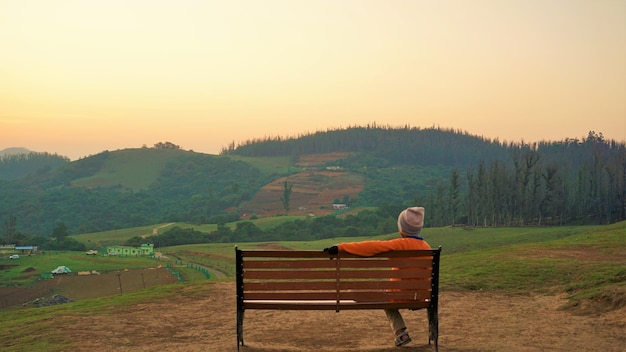 Les touristes profitant de la belle vue sur Wenlock Downs 9th Mile Shooting Point Ooty pendant le coucher du soleil Doit visiter le lieu en soirée par les touristes