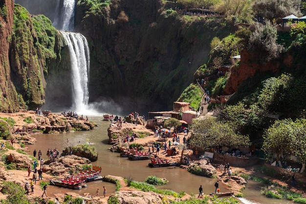 Photo les touristes profitent des cascades d'ouzoud au maroc