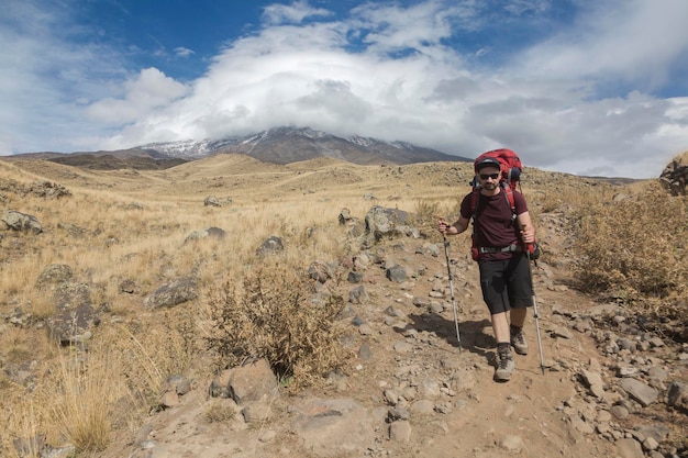 Les touristes en randonnée vers le volcan enneigé et dormant Mont Ararat Agri Dagi Région de l'Anatolie orientale Turquie